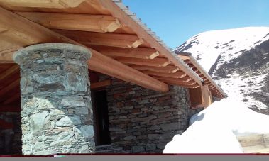 Ristrutturazione Baita in alto Canavese con travi in larice Segheria e Legnami Chiabotti